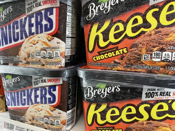 Grovetown, Ga USA - 03 05: 22: Perakende mağazası dondurma bölümü Breyers Variety