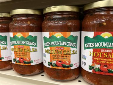 Grovetown, Ga USA - 03 05: 22: Perakende mağazasının içi Yeşil Dağ salsası