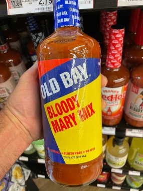 Grovetown, Ga USA - 03 05: 22: Perakende mağazası içeceği Old Bay Bloody Mary 'yi karıştırıyor