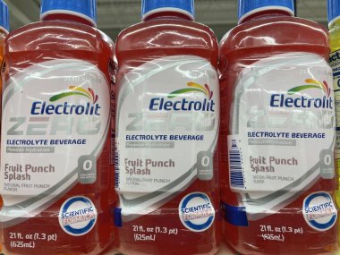 Grovetown, Ga USA - 03 05: 22: Perakende satış mağazası içecekleri Electrolit Fruit Punch Splash