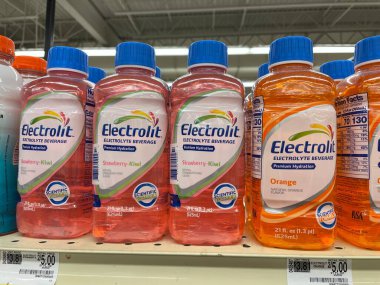 Grovetown, Ga USA - 03 05: 22: Perakende satış mağazası içecekleri Electrolit çeşidi ve raf etiketi