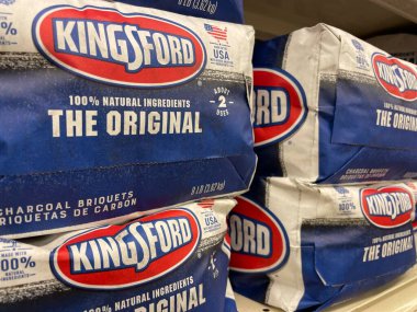 Grovetown, Ga USA - 05 01 22: Perakende satış mağazası mangal torbaları Kingsford yan görünümü