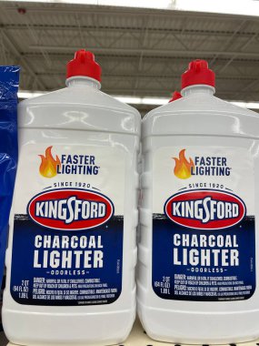 Grovetown, Ga USA - 05 01 22: Perakende satış mağazası bbq çakmak gazı Kingsford