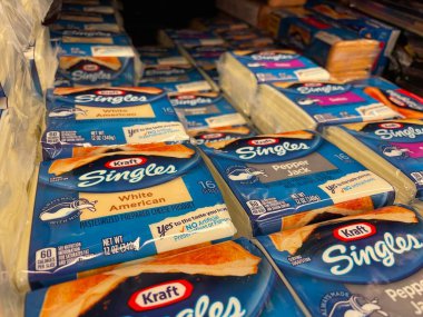 Grovetown, Ga USA - 05 01 22: Perakende mağazası Kraft peynir köşe manzarası