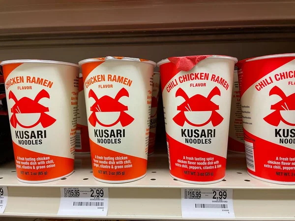 Grovetown, Ga USA - 03 05: 22: Perakende satış mağazası iç çeşidi ve raf fiyat etiketi