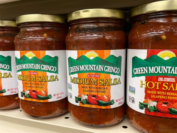 Grovetown, Ga USA - 03 05: 22: Perakende mağazasının içi Yeşil Dağ salsası