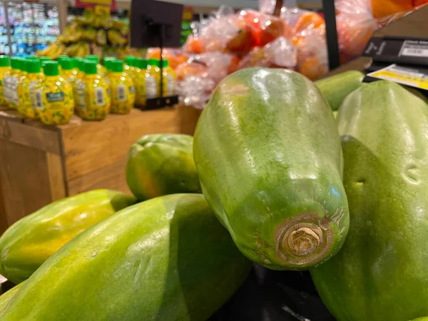 Grovetown Usa Sprzedaż Detaliczna Produkuje Zielone Melony Kolorowe Tło — Zdjęcie stockowe
