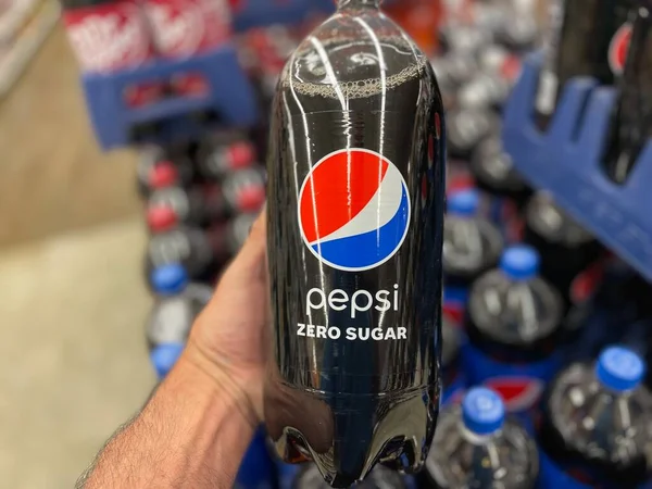 Grovetown Usa Retail Store Hand Holding Pepsi Liter — Stock Photo, Image