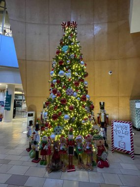 Augusta, Ga USA - 12-13-21: Gürcistan Çocuk Hastanesi İç Noel ağacı