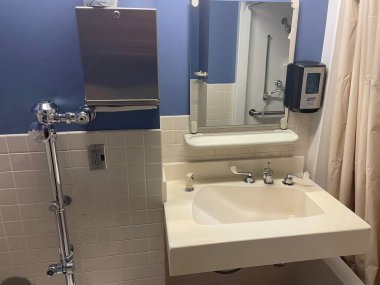Augusta, Ga USA - 12-13-21: Çocuk Hastanesi iç hasta odası banyo lavabosu