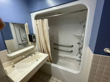 Augusta, Ga USA - 12-13-21: Çocuk Hastanesi İçişleri Hasta Odası Banyo Odası