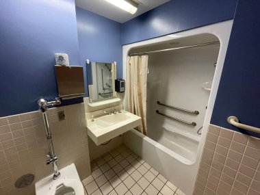 Augusta, Ga USA - 12-13-21: Çocuk Hastanesi İçişleri Hasta Odası Banyo Geniş Görüş