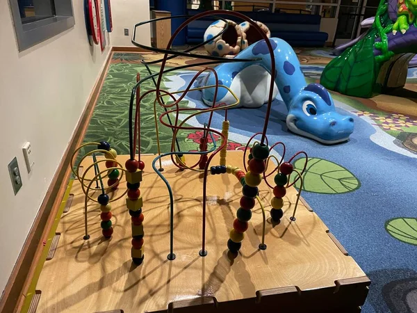 Augusta, Ga USA - 12-13-21: Gürcistan Çocuk Hastanesi İçişleri çocukları yapboz oynuyor