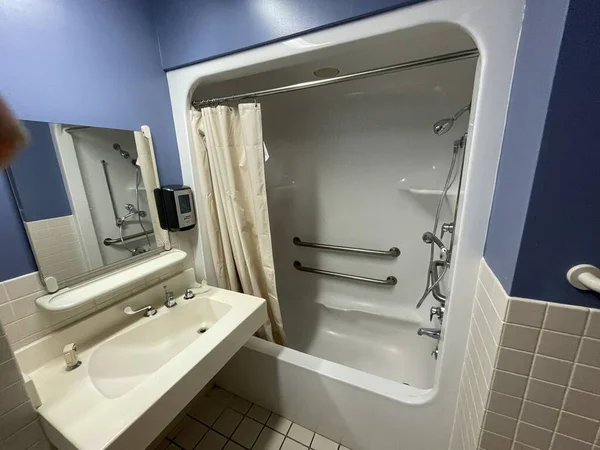 Augusta, Ga USA - 12-13-21: Çocuk Hastanesi İçişleri Hasta Odası Banyo Odası