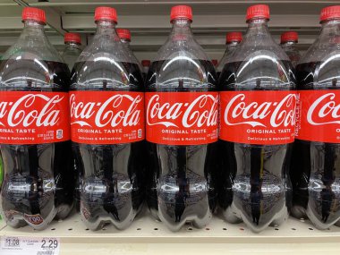 Grovetown, Ga USA - 03 10 22: Coca Cola perakende satış rafında 2 litre ve fiyat etiketi