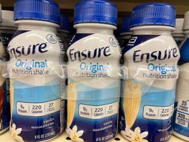 Grovetown, Ga USA - 03: 20 22: Perakende satış rafları Besleyici içeceği sağlama