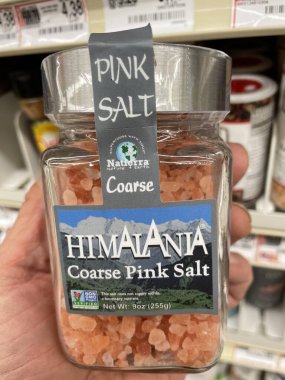 Grovetown, Ga USA - 03: 20 22: Himalania pembe tuzu tutan baharat mağazası