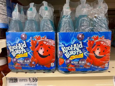 Grovetown, Ga USA - 03 09: 22: Perakende mağazası rafı Kool Aid patladı ve fiyat