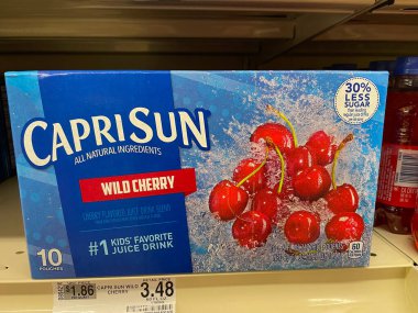 Grovetown, Ga USA - 03 09: 22: CapriSun Wild Cherry mağazasının rafı