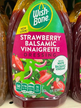 Grovetown, Ga USA - 03 09: 22: Satış mağazası Lades kemiği salatası soslu Strawberry Balsamic