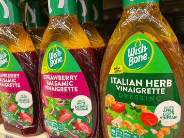 Grovetown, Ga USA - 03 09: 22: Perakende mağazası lades kemiği salatası İtalyan tarzı yan görünüm