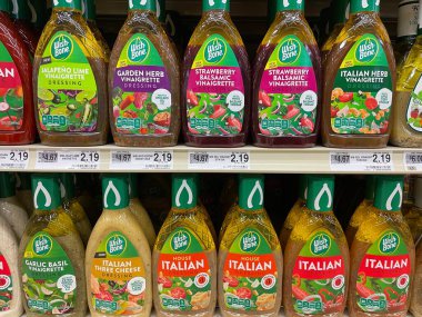 Grovetown, Ga USA - 03 09: 22: Satış mağazası lades kemiği salatası sosu çeşidi ve raf etiketleri