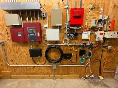 Grovetown, Ga USA - 04 29 22: İç duvar kabloları ve kutularındaki elektrik bileşenleri