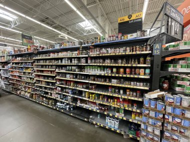 Grovetown, Ga USA - 11 24 21: Walmart Şükran Günü müşterileri dağınık baharat bölümü