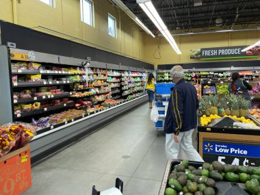 Augusta, Ga USA - 128 28: Walmart 'ın bakkal içi İçişleri Üretim Bölgesindeki İnsanlar