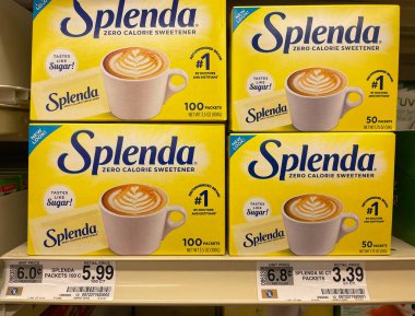 Grovetown, Ga USA - 03 13-22: Perakende mağaza raflarındaki yapay tatlandırıcılar