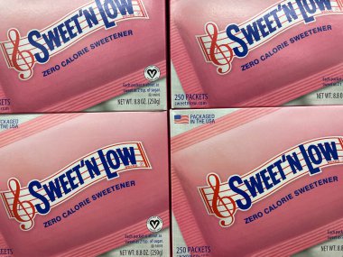 Grovetown, Ga USA - 03 13-22: Perakende satış mağazasındaki yapay tatlandırıcılar Sweet n Low kutularında