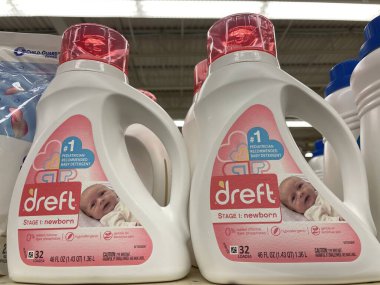 Augusta, Ga USA - 03: 13: 22: Perakende mağazasının rafında çamaşır deterjanı Dreft