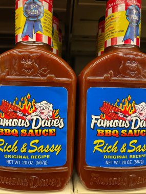 Augusta, Ga USA - 03 17 22: Ünlü Daves BBBQ sosu perakende rafında