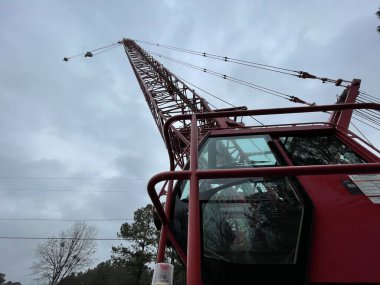 Augusta, Ga USA - 03 19: 22: Manitowoc Kırmızı Turna İnşaat Sahnesi Yağmurlu bir gün.