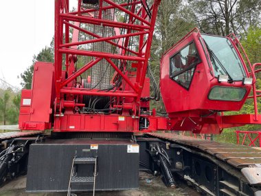 Augusta, Ga USA - 03 19 22: Manitowoc Kırmızı Turna İnşaat sahnesi bulutlu yağmurlu gün ön taraf bum ve taksi