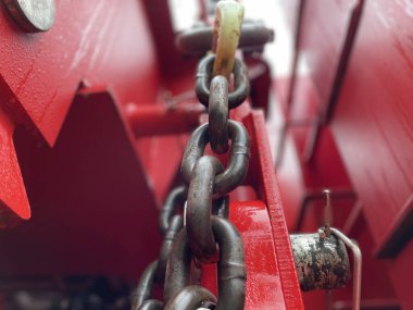 Augusta, Ga USA - 03 19 19 22: Manitowoc Kırmızı Turna İnşaat Sahnesi Bulutlu Yağmurlu Gün Zinciri