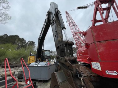 Augusta, Ga USA - 03 19 19 22: Manitowoc Kırmızı Turna İnşaat Sahnesi Yağmurlu bir gün manzarası