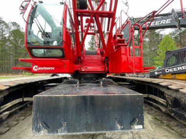 Augusta, Ga USA - 03 19 19 22: Manitowoc Kırmızı Turna İnşaat Sahnesi Yağmurlu Hava Ağırlığı