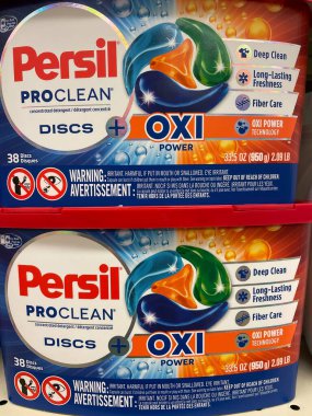 Augusta, Ga USA - 03: 13: 22: Perisil tozu perakende mağazasının rafındaki deterjan