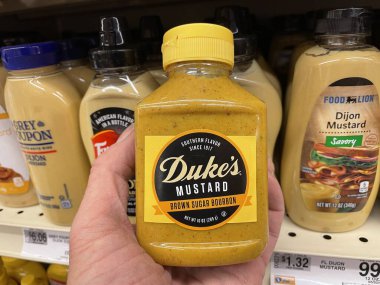 Grovetown, Ga USA - 03 19 19 22: Market rafı Dukes Brown Şekerli Burbon Hardal Yeni el ele tutuşma
