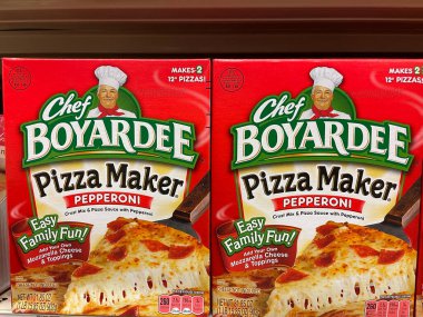 Augusta, Ga USA - 03 10 22: Bir perakende mağazasının rafında pizza sosu setleri Şef Boyardee