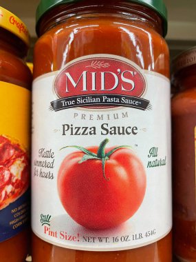 Augusta, Ga USA - 03 10 22: Bir perakende mağazasının rafındaki pizza sosu setleri kavanozdaki Mids
