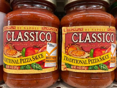 Augusta, Ga USA - 03 10 22: Bir perakende mağazasının rafında pizza sosu kitleri Klasik