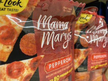 Augusta, Ga USA - 03 10 22: Bir perakende mağazasının rafında pizza sosu setleri Mary Mary Pepperoni bir torba içinde