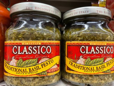 Augusta, Ga USA - 03 10 22: Pizza sosu kitleri bir perakende mağazasında Classico 'nun kavanozunda