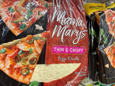 Augusta, Ga USA - 03 10 22: Pizza sosu kitleri perakende rafında Mary Marys pizza kabuğu ince
