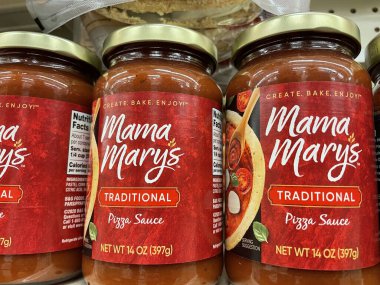 Augusta, Ga USA - 03 10 22: Bir perakende mağazasının rafında pizza sosu setleri