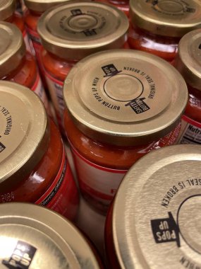 Augusta, Ga USA - 03 10 22: Bir perakende mağazasının rafında pizza sosu setleri