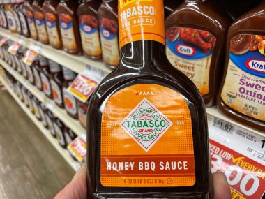 Grovetown, Ga USA - 03 19 19 22: Tabasco BBQ sosunu tutan mağaza rafı