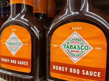 Grovetown, Ga USA - 03 19 22: Perakende mağaza rafı Tabasco Barbekü sosu yan görünümü
